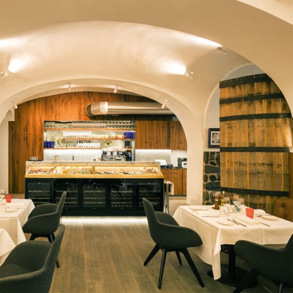 SARA ON BASE spot με βάση