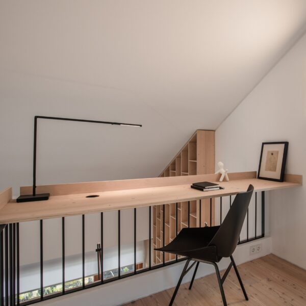 3266-7c19bf82732040cdbb17bd18b08e41d6 UNTITLED LINEAR επιτραπέζιο φωτιστικό