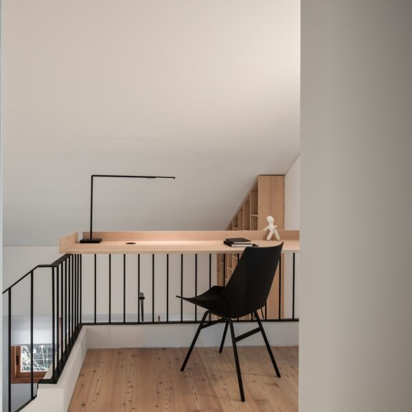 3266-a765a1ab131c471b9b193288d9a05367 UNTITLED LINEAR επιτραπέζιο φωτιστικό