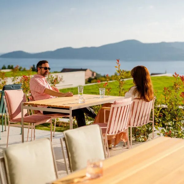 3812-4d98b3627d6a4e83af38ea8f64b90b44 JUGO καρέκλα με ξύλινα υποβραχιόνια