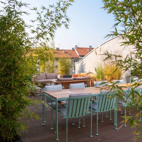 3812-e9cc7b781d8d48d29a4e0909764487cb JUGO καρέκλα με ξύλινα υποβραχιόνια