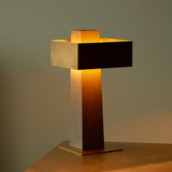 IOTA επιτραπέζιο φωτιστικό