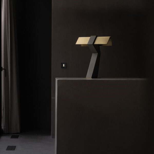 TAU επιτραπέζιο φωτιστικό