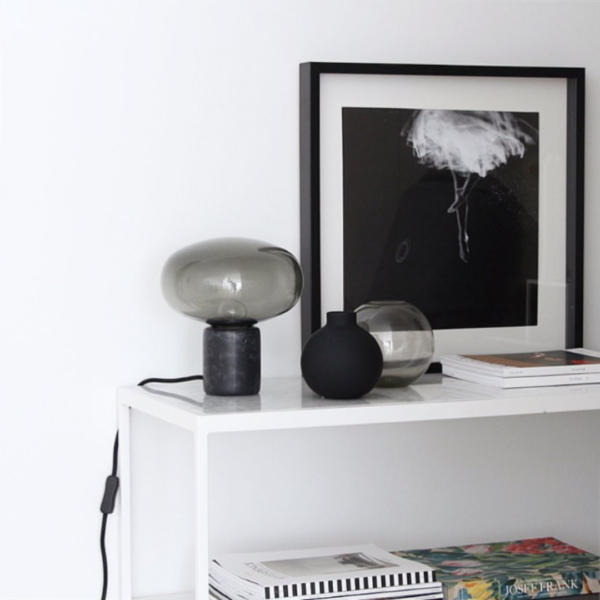 KARL-JOHAN επιτραπέζιο φωτιστικό με φουμέ γυαλι