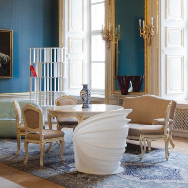 MODESTY VEILED πολυθρόνα