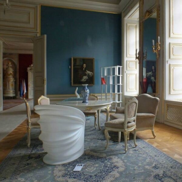 MODESTY VEILED πολυθρόνα