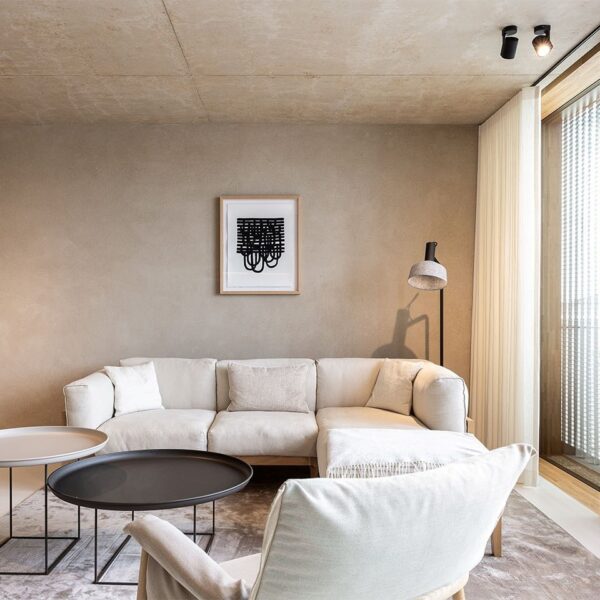 SQUBE 1.0 ON BASE spot με βάση