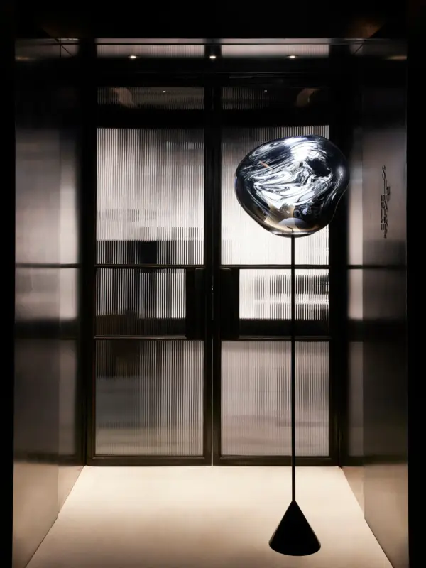 Melt-Slim-Cone-Floor-Light-Smoke-Polished-ambiance MELT CONE SLIM φωτιστικό δαπέδου