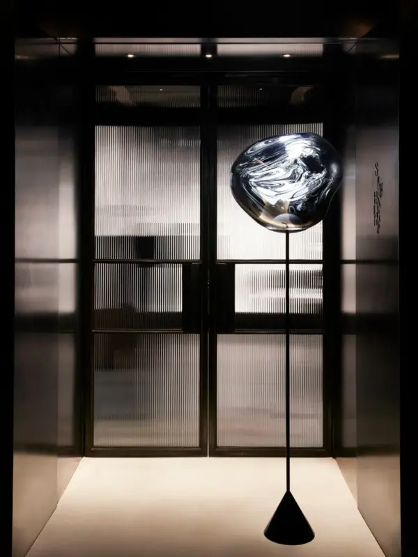 Melt-Slim-Cone-Floor-Light-Smoke-Polished-ambiance MELT CONE SLIM φωτιστικό δαπέδου