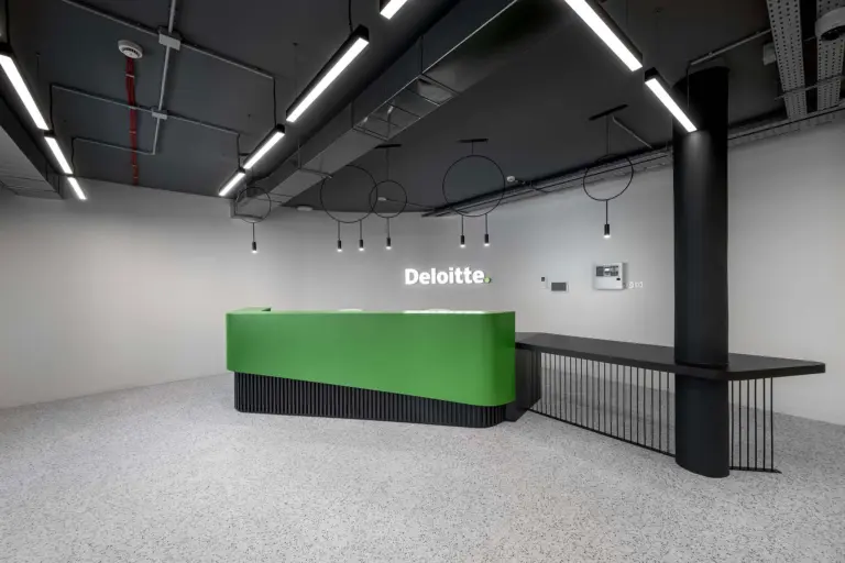 Φωτισμός γραφείων της Deloitte στην Πάτρα με κρεμαστά φωτιστικά Estiluz Revolta